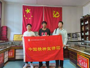 中国精神宣讲团成员与全国学雷锋标兵杨广和合影留念